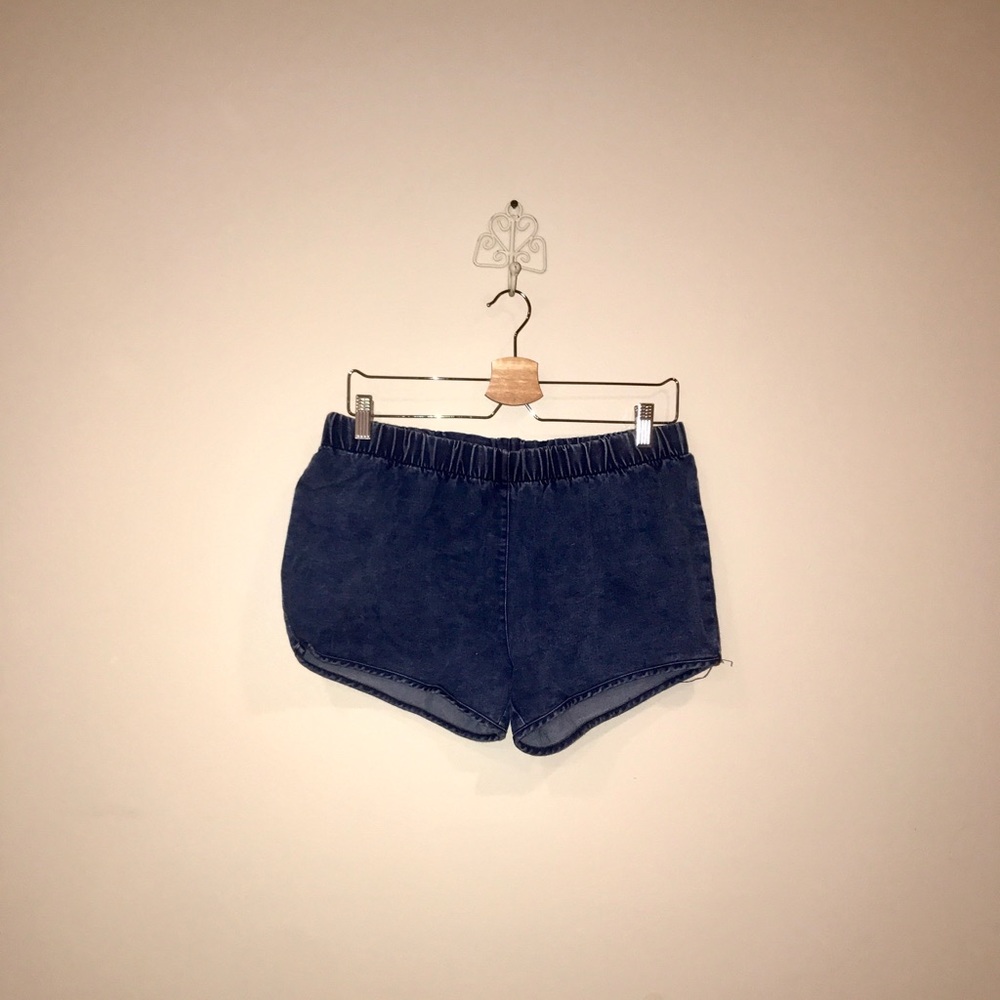 Elastic banded denim mini shorts